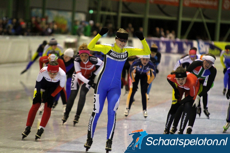 Kirsten Velzeboer wint de derde Regiotopmarathon, Elsemieke van Maaren finisht links als tweede.