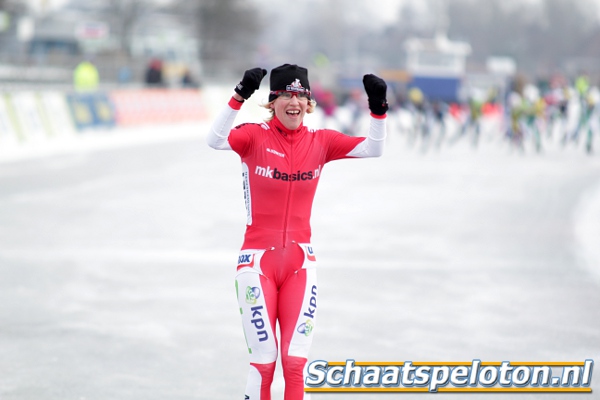 Mireille Reitsma (MKBasics.nl) wint bij de Dames solo de 100 van Earnewâld, achter haar is het peloton geslagen.