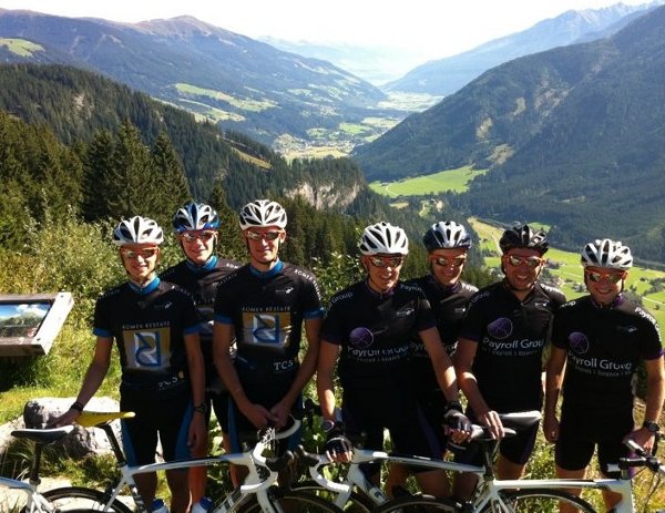 De ploegen van Romex Restate en Payroll Group presenteren zich in de Oostenrijkse Alpen.