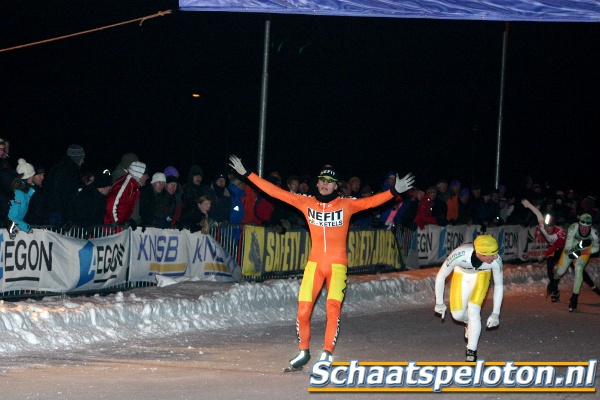 Sjoerd Huisman (Nefit HR Ketels) klopt Pieter Jan van Eck (Van Werven) in de massasprint en wint de veertiende Marathon Cupwedstrijd.