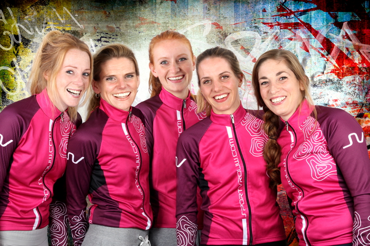 Sportvrouw.com met ?van links naar rechts: Margo van de Merwe, Jane Ravestein, Linda Bouwens (ploegleidster), Lucy Witteman en Tessa Witteman.
