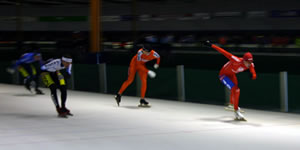 De jonge Fransman Alexis Contin (rechts, Pomaz/zwembadplein.nl, nog met B-nummer) verwijst in de sprint de gerenommeerde namen Jan Maarten Heideman (2e van links, Proteq) en Cedric Michaud (midden, Nefit) naar de tweede en derde plaats en wint zo de zesde