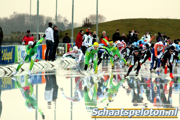 In het midden sprint Gary Hekman het snelst, links zal Rob Hadders naar de tweede plek sprinten maar door de diskwalificatie van Hekman toch de zege krijgen.