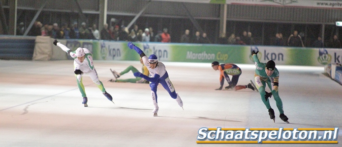 Jorrit Bergsma sprint rechts naar de zege in vijfde KPN Marathon Cup. Sander Kingma (in het midden) en Bart de Vries (links) komen te kort. Op de achtergrond hebben Mart Bruggink en Geert Plender elkaar uitgeschakeld.