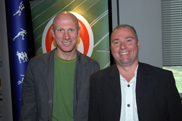  Leo Oldenburger (rechts) en oud-marathontopper Arnold Stam zullen het commentaar verzorgen bij de live uitzendingen op SBS6.