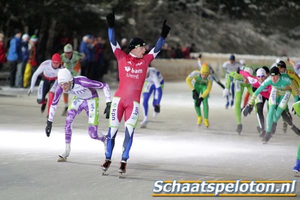 Arjan Stroetinga (BAM-Univé Schaatsteam) wint in een winters Amsterdam de massasprint voor Christijn Groeneveld (AMI Kappers) die later gedeclasseerd zou worden.