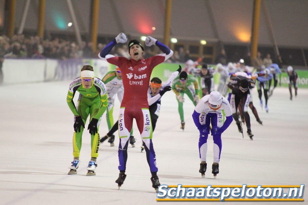 Vreugdekreet van Arjan Stroetinga (BAM-Univé Schaatsteam) na de overwinning in de vierde KPN Marathon Cup