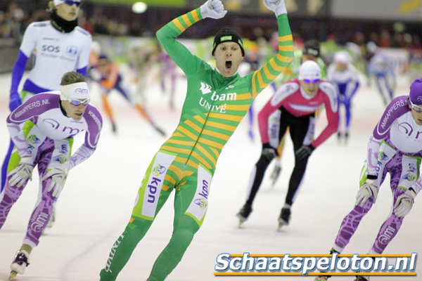 Arjan Stroetinga (BAM-Univé Schaatsteam) wint en is voor de derde maal Nederlands Kampioen op kunstijs.