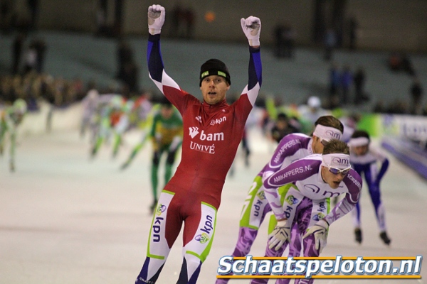 Arjan Stroetinga (BAM-Univé Schaatsteam) wint de vierde KPN Marathon Cup en laat de twee AMI Kappersrijders Ingmar Berga en Christijn Groeneveld verslagen achter zich.<br></i>(Klik op de foto voor meer foto's van de vierde KPN Marathon Cup)</i>