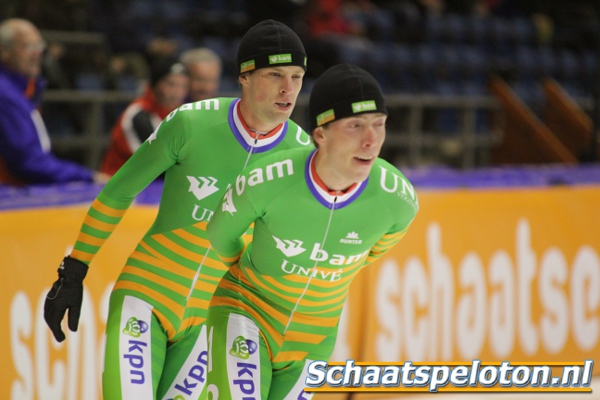 De overmacht van het BAM-Univé Schaatsteam in beeld. Winnaar Bob de Vries kan in de finale in alle rust achter ploeggenoot Jorrit Bergsma het beste moment afwachten om te gaan strijden voor een zege die sowieso binnen de ploeg blijft.