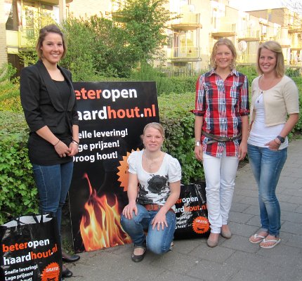 Team Beteropenhaardhout.nl presenteert zich met vlnr Lisanne Soemanta, Yvonne Spigt, Mariska Huisman en Marije van Marle.