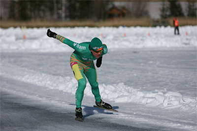 Tristan Loy (BAM Schaatsteam) solo opweg naar de zege in het eerste criterium op de Weissensee