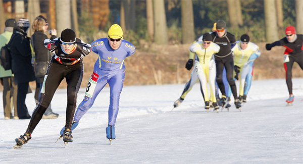 De latere kampioen Sven Mallezie, gevolgd door Jozef de Weirt, gaat in de aanval tijdens het Vlaams Kampioenschap marathonschaatsen.