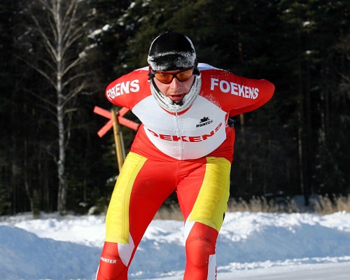 Peter van de Pol soleert op het Zweedse Runnmeer naar de zege in de vierde etappe van de Grand Prix.