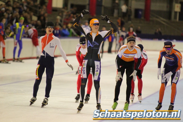 Bart van der Vlugt (Schaatsteamhaarlem.nl) wint de sprint van het peloton en wordt Nederlands Kampioen bij de Junioren A.