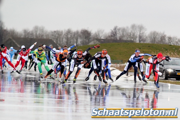 Foske Tamar van der Wal is rechts op weg naar de eerste zege van het nieuwe jaar.