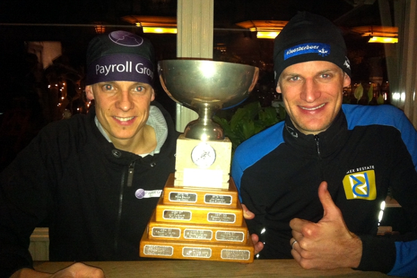 Joost Vink (li.) en Jasper van Tol (re.) poseren met de Nico Waterman Trofee.