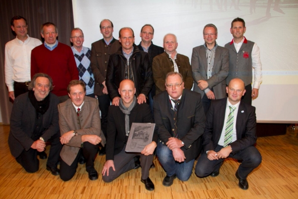 De stichting Alternatieve Elfstedentocht Weissensee (AEW) en de gemeente Weissensee presenteren trotst de overeenkomst die beide partijen voor 99 jaar aan elkaar verbindt.