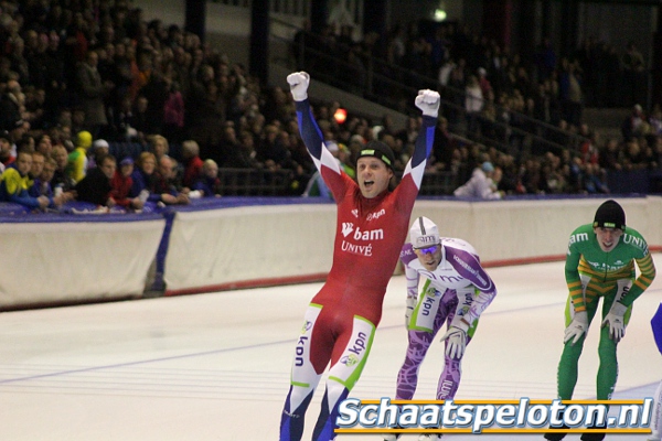 Arjan Stroetinga (BAM-Univé Schaatsteam) komt juichend over de streep als winnaar van de tweede KPN Marathon Cup. <br><i>(Klik op de foto of de link hier onder voor meer foto's van de tweede KPN Marathon Cupwedstrijd)</i>