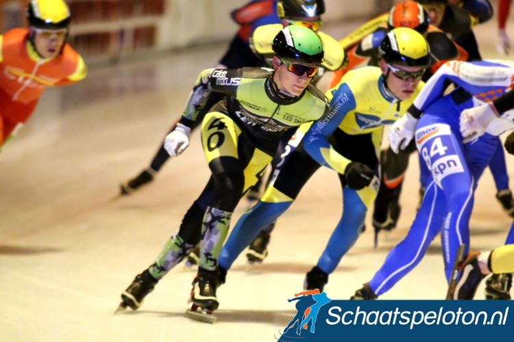 De 16-jarige Yves Vergeer won zijn eerste wedstrijd in het 6-Banentoernooi door solo het peloton te dubbelen.