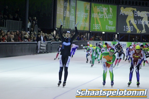 Carla Zielman (CENNED, links) wint de sprint voor klassementsleidster Foske Tamar van der Wal (Van der Wiel, midden) en Nederlands Kampioene Mariska Huisman (Viks Parket, rechts).<br><i>(Klik op de foto voor meer foto's van de derde KPN Marathon Cup)</i>