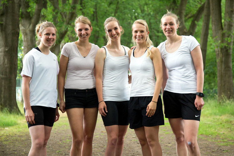 Van links naar rechts Elske Lenis, Andrea de Jong, Janneke Elzinga, Kirsten Velzeboer en landelijk Regio Topwinnares Hilde-Marije Dijkstra zullen komende winter op het ijs verschijnen voor Team iM FARMING.