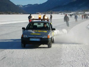 Er wordt geschaatst op de Weissensee. IJsmeester Norbert Jank prepareert hier een begaanbare ijsbaan.