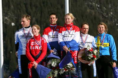 Het podium na de Open Nederlandse Kampioenschappen op natuurijs. Met v.l.n.r. Ruud Borst (2e Heren, Proteq) en Elma de Vries (2e Dames, DSB), Casper Helling (Kampioen Heren, Safan/Foekens) en Daniëlle Bekkering (Kampioene Dames, DSB), Jan Maarten Heideman